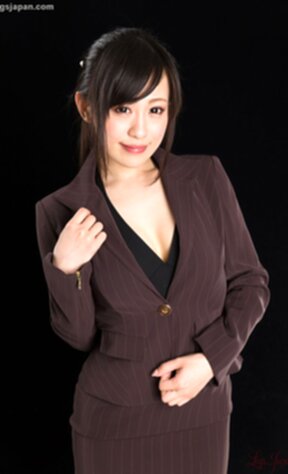 Office lady Kyouno Yui lowers panties and gives footjob